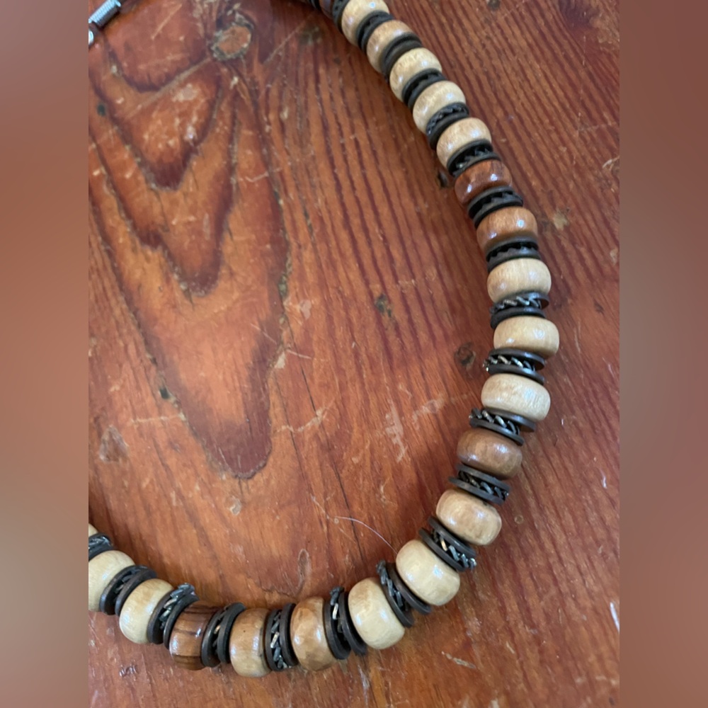Wood & metal leather-strung necklace - Picture 5 of 5